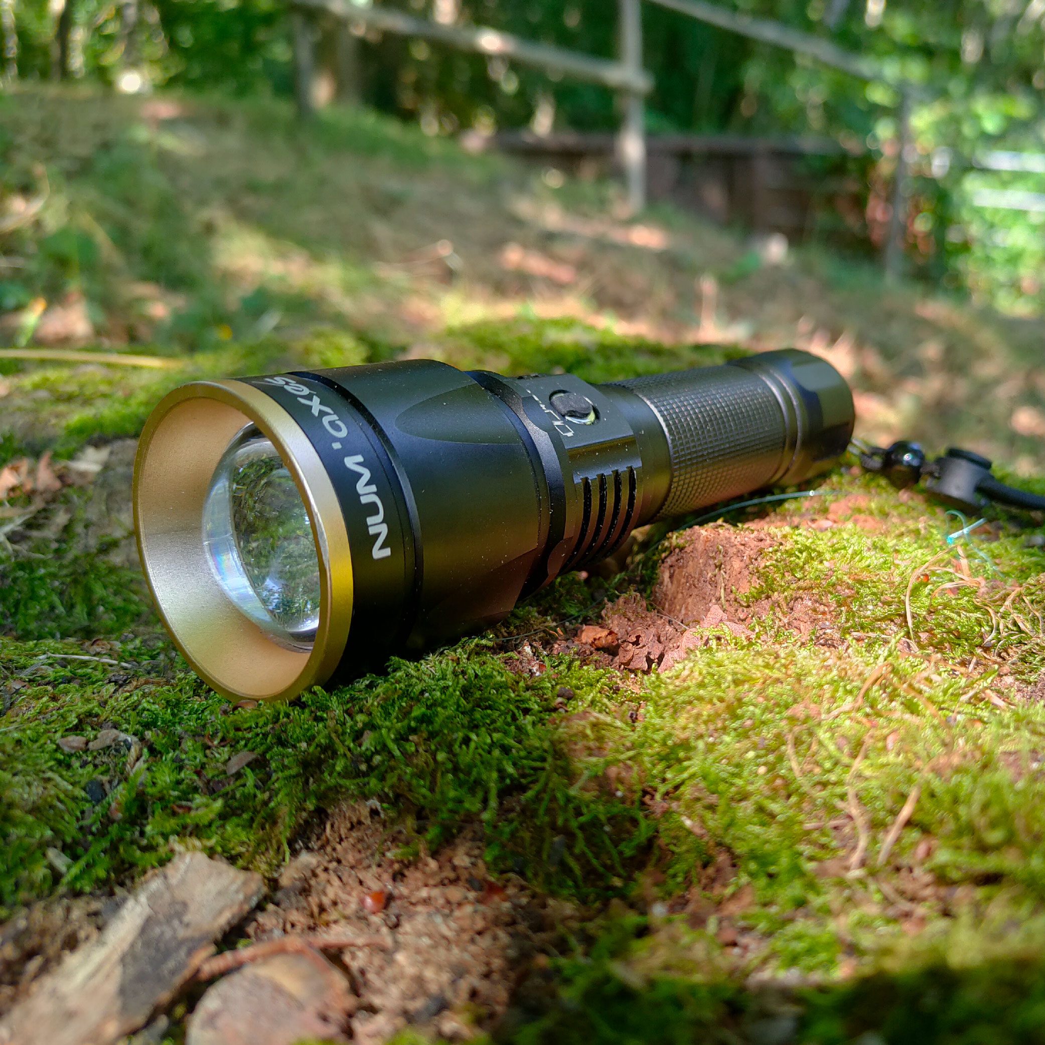 num-axes-lmp1018-lampe-torche-led-rechargeable-1000-lumens-2 image 2